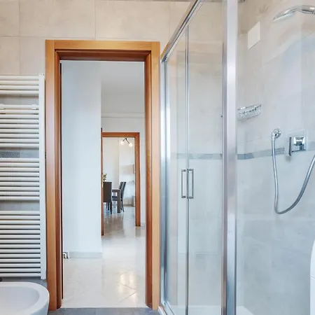 Guesthost - Luminoso Con Terrazzo Vicino All'universita' Apartment *