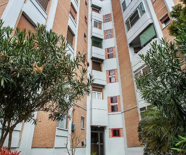 Guesthost - Luminoso Con Terrazzo Vicino All'universita' Ferrara